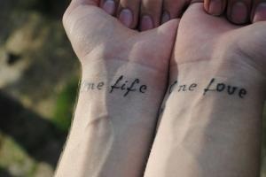 Femeile tatuaj inscripții pe încheietura mâinii - o modalitate simplă de a adăuga har