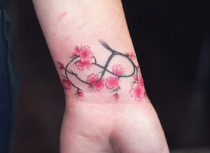 Femeile tatuaj inscripții pe încheietura mâinii - o modalitate simplă de a adăuga har