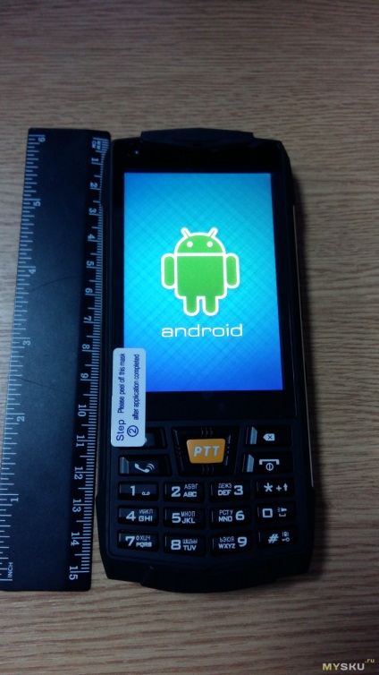Telefon Android cu o tastatură fizică t9