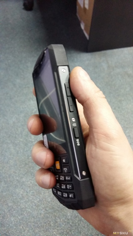 Telefon Android cu o tastatură fizică t9