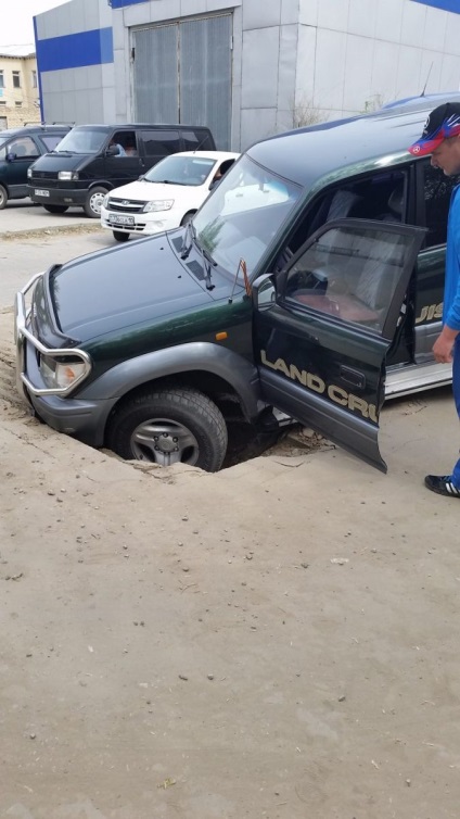 Az autó a Kostanay aszfalt alatt esett át