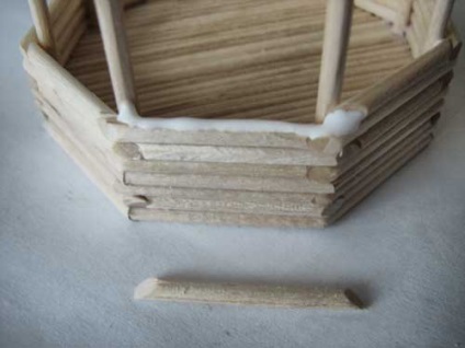 A fából készült botokból készült ajándéktárgyakat készítjük - mesterséges vásár - kézzel készített, kézzel készített