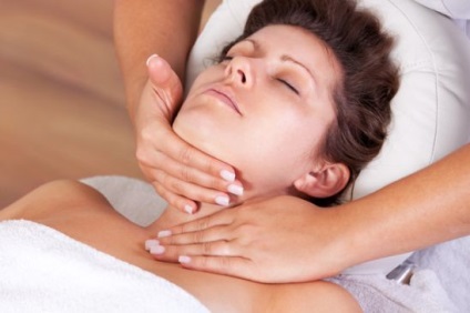 Fă propriul dvs. masaj facial pentru a reduce îngrijirea tenului în grupul de riduri