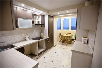 Design de bucătărie cu o vedere la balcon și zonă de luat masa