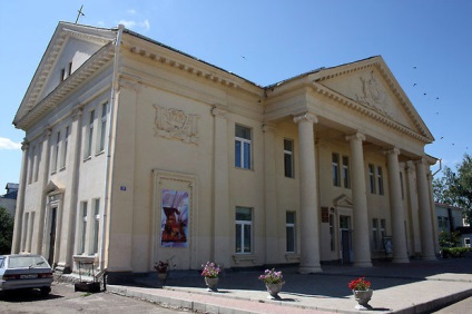 A kultúrtörténeti palota, mint a kukor elvin szürke és a helyi dk igazgatója vitatkoztak az őrök fölött