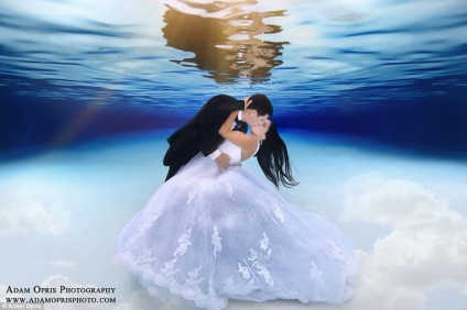 Fotograful face fotografii de nunta pe podeaua oceanului