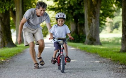 Cum să înveți un copil să conducă o bicicletă (cu două roți)