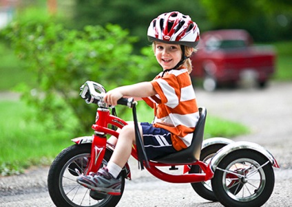 Hogyan oktasson egy gyermeket egy kerékpáron kerékpározni szakaszokban (háromkerekű és kétkerekű), videó