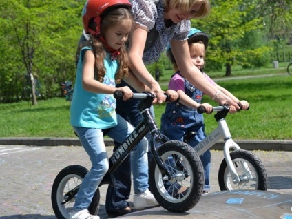 Cum să înveți un copil să conducă o bicicletă în etape (cu trei roți și cu două roți), video