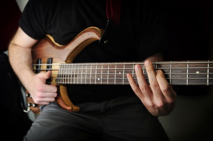 Cum sa inveti sa joci palma pe chitara bas - scoala rock