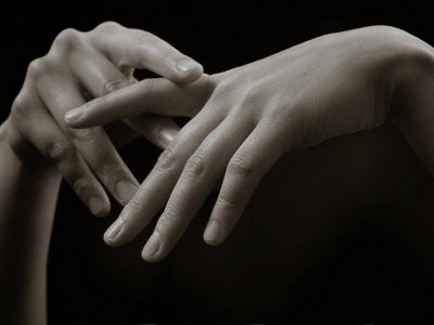 Hogyan távolítsuk el a zsírt a kezeiről és a karjaid alatt