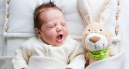 Cum să-i dai bebelușului să doarmă în timpul zilei după hrănire sau în timpul nopții fără boală de mișcare