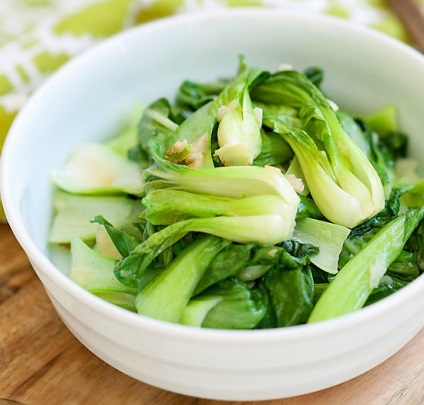 Varză chineză cu usturoi - bok choy