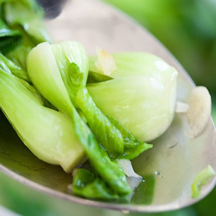 Varză chineză cu usturoi - bok choy