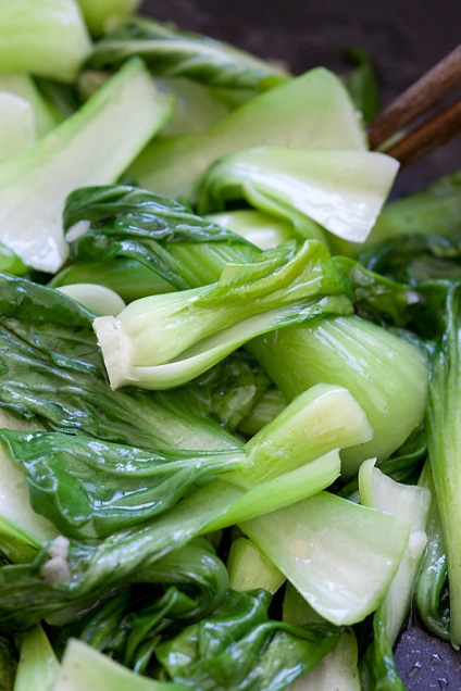 Varză chineză cu usturoi - bok choy