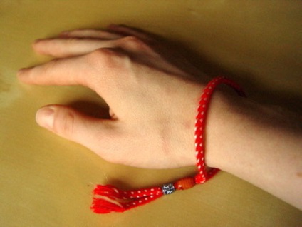 Fir roșu pe încheietura mâinii, care înseamnă și cum să-l lega