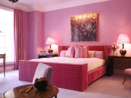 Roșu, roz și purpuriu în interiorul dormitorului