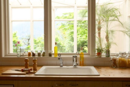 Bucătărie cu fereastră de-a lungul și la fereastră, vizavi și aproape, interior cu fereastră panoramică, galerie foto de proiecte
