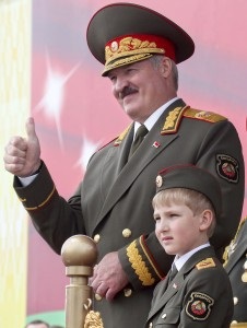 Lukashenka își desfăcu buza de la vest la est