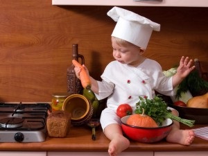Mama și copilul gătesc împreună în bucătărie, mama - sarcină, naștere, copii