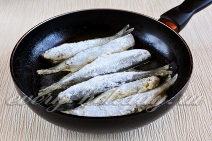 Capelin sült egy serpenyőben recept egy fotót