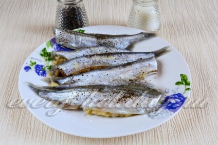 Capelin prăjit într-o rețetă de tigaie cu o fotografie