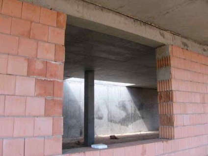 Hibák a kerámiablokkok falaiba való beépítésében, ami befolyásolja az építés minőségét