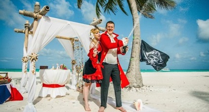 Pirate esküvői esküvői dekoráció kalóz stílusban, fotó, a menyasszony és a vőlegény ruhái