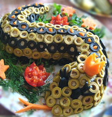 Alegerea celor mai bune salate sub forma unui șarpe pe o masă festivă în 2013
