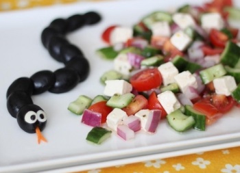 Kiválasztása a legjobb saláták formájában kígyó egy ünnepi asztalon 2013year