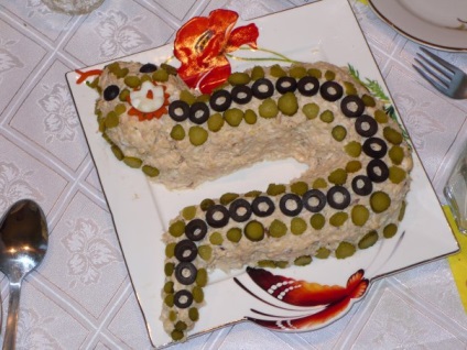 Alegerea celor mai bune salate sub forma unui șarpe pe o masă festivă în 2013
