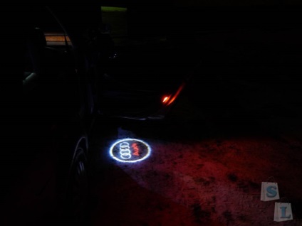 Iluminarea ușilor cu logo-ul auto