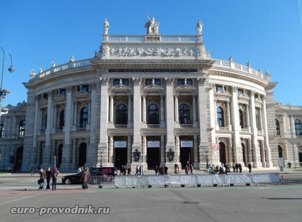 Primăria în vena unei fotografii cu o descriere a detaliilor