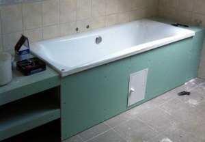 Repararea băii sub baie - panouri și un ecran sub baie
