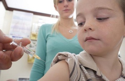 A vakcinázás és ellenjavalltság esetén 6-7 és 14 években ismételt szedés után btszh