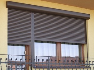 Rollete pe ferestrele de soiuri, caracteristici și fotografii ale structurilor de protecție și decorative