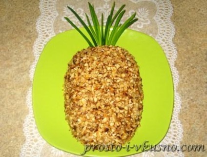 Salată de ananas cu pui, brânză și nuci