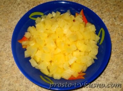 Salată de ananas cu pui, brânză și nuci