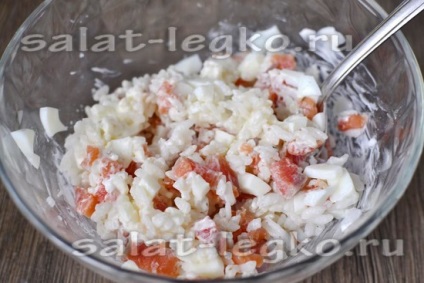 Salată salată salmonică cu orez și ou