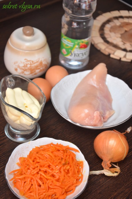 Saláta omlett szalaggal, koreai sárgarépa és csirke