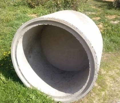 Un rezervor septic din inele de beton, un circuit, un dispozitiv, o instalație