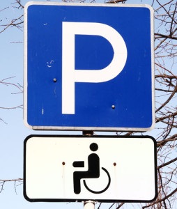 Büntetés a 2017-ben mozgáskorlátozott hely megjelölése mellett parkolóhely a fogyatékkal élők számára