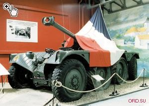 Az ötödik köztársaság jelképe a francia kerekes páncélozott jármű panhard-levassor ebr