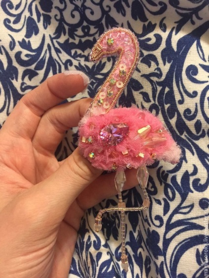 Rózsaszín flamingóból készült brossot hozunk létre a nemezből, tüllből, gyöngyből és rhinestones-ból