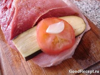 Carne de porc coaptă cu vinete și roșii