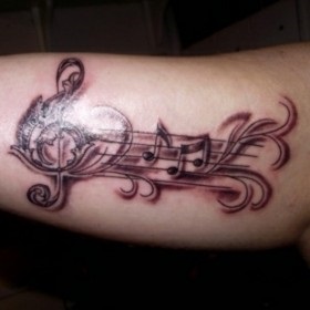 A treble clef tetoválása