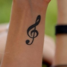 A treble clef tetoválása