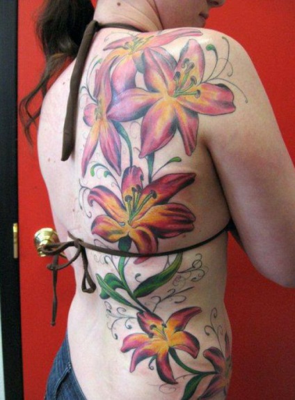 Színes liliom tetoválás a hátsó értéken, fotó, vázlatok, mester tetováló művész