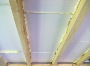Izolarea tavanului într-o casă privată