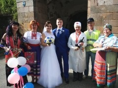 Az erődben látták a belorusz esküvői szertartást 